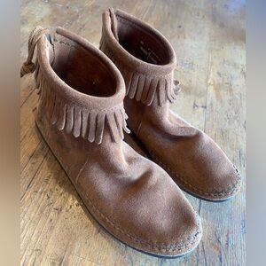 Minnetonka Womens Brown Suede Fringe Moccasin Boots